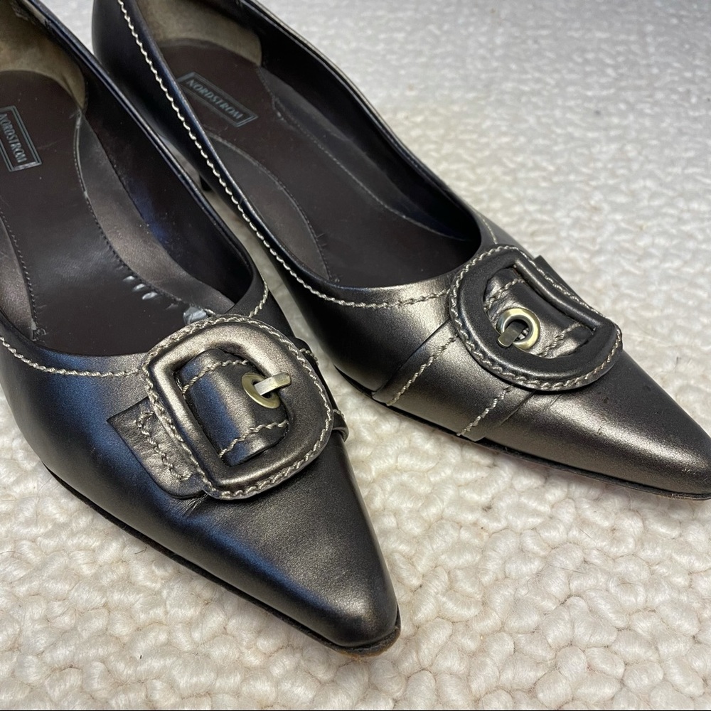 Kitten heel pumps